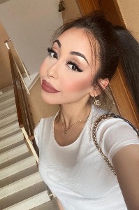 Yasmine — event hostess in New York